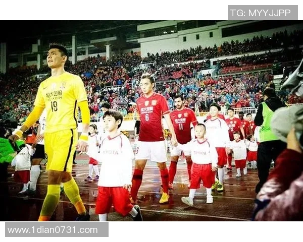 广州恒大迎战东方球队全力争胜展现强大实力